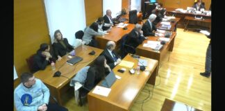 El acusado junto con los letrados y la Fiscalía en la sesión del juicio del 17 de noviembre de 2025 en la Audiencia Provincial.