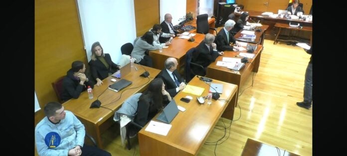 El acusado junto con los letrados y la Fiscalía en la sesión del juicio del 17 de noviembre de 2025 en la Audiencia Provincial.