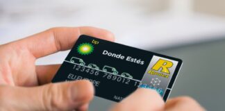 Las tarjetas de combustible y otros medios de pago están detrás delas dos estafas de esta noticia.