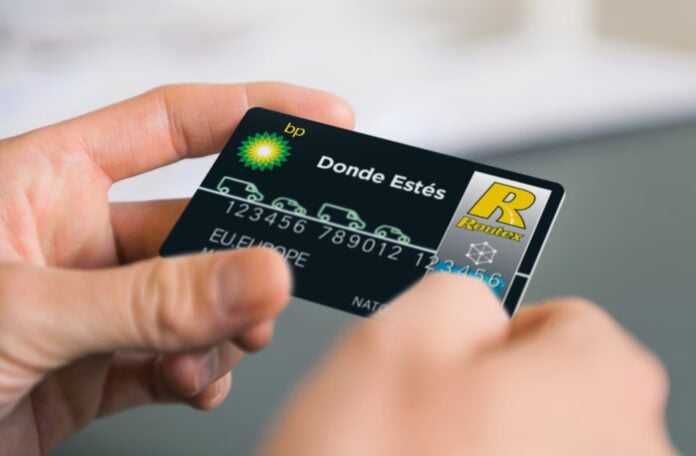 Las tarjetas de combustible y otros medios de pago están detrás delas dos estafas de esta noticia.