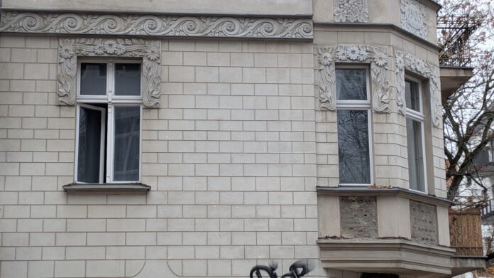 Vivienda de uso residencial pendiente de rehabilitar en una capital europea, en noviembre de 2025. (Foto: La Crónic@)