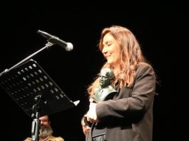 La ganadora, en el momento de recoger su galardón, busto de Buero Vallejo incluido.