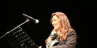 La ganadora, en el momento de recoger su galardón, busto de Buero Vallejo incluido.