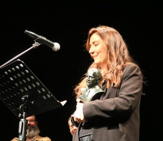 La ganadora, en el momento de recoger su galardón, busto de Buero Vallejo incluido.
