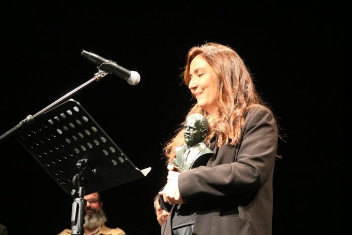 La ganadora, en el momento de recoger su galardón, busto de Buero Vallejo incluido.