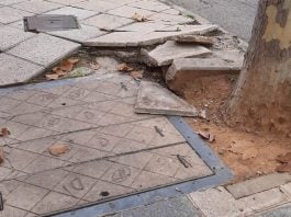 Una acera rota en Cabanillas del Campo.