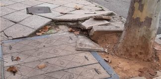 Una acera rota en Cabanillas del Campo.