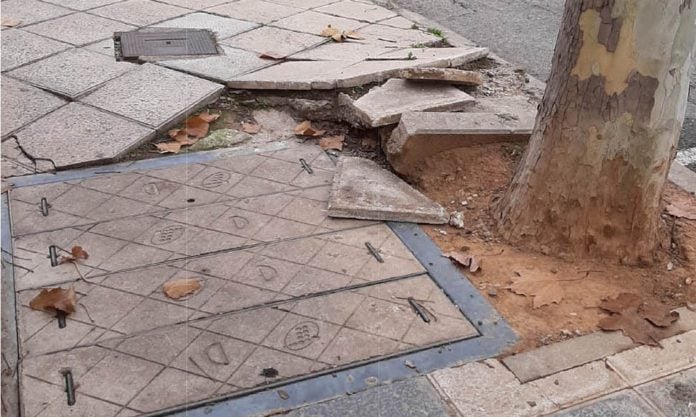 Una acera rota en Cabanillas del Campo.
