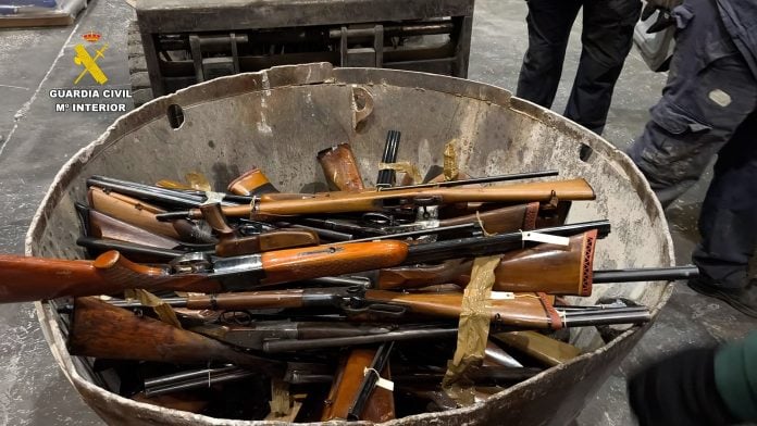 Parte de las armas fundidas tras su requisa en Guadalajara por parte de la Guardia Civil.