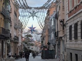 El alumbrado navideño de 2025 en la Calle Mayor, en las horas previas a su encendido el 5 de diciembre. (Foto: La Crónic@)