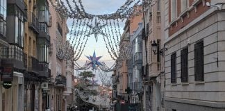 Llegó el día de encender la iluminación de Navidad en Guadalajara El alumbrado navideño de 2025 en la Calle Mayor, en las horas previas a su encendido el 5 de diciembre. (Foto: La Crónic@)