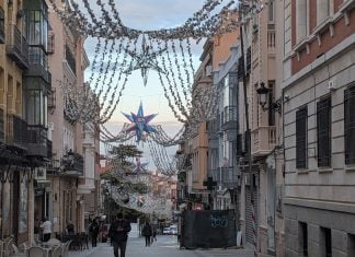 El alumbrado navideño de 2025 en la Calle Mayor, en las horas previas a su encendido el 5 de diciembre. (Foto: La Crónic@)