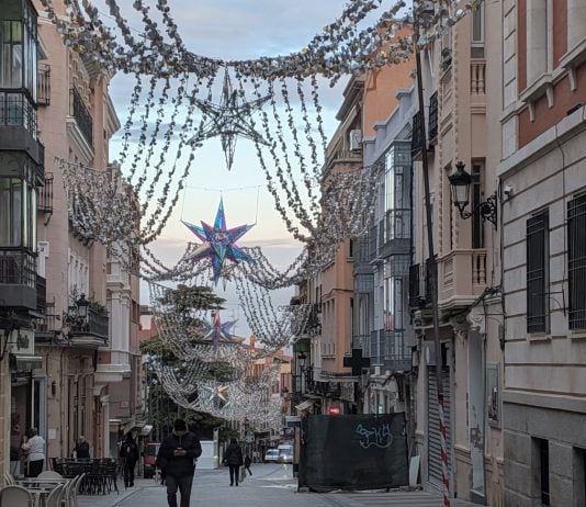 El alumbrado navideño de 2025 en la Calle Mayor, en las horas previas a su encendido el 5 de diciembre. (Foto: La Crónic@)