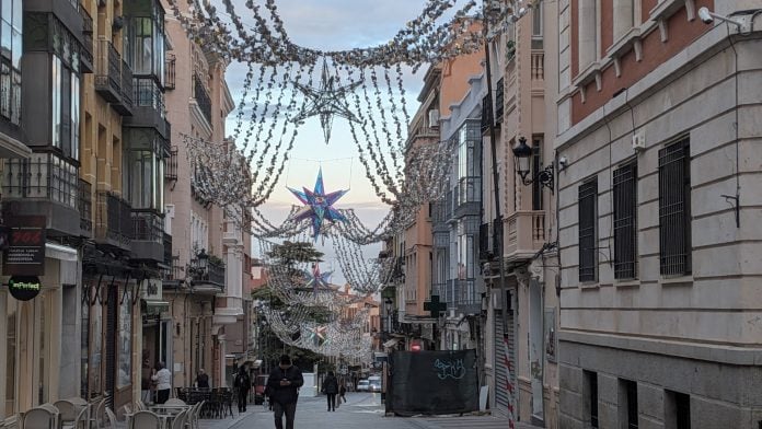 El alumbrado navideño de 2025 en la Calle Mayor, en las horas previas a su encendido el 5 de diciembre. (Foto: La Crónic@)