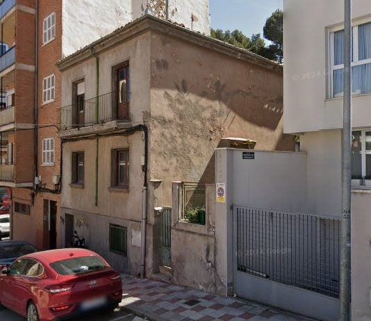 Esta pequeña vivienda de la antigua calle de Ros Emperador ha motivado un amplio debate este 26 de diciembre de 2025 en el Ayuntamiento de Guadalajara. (Foto: La Crónic@)
