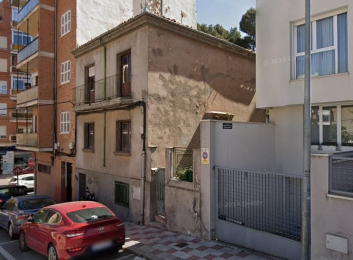 Esta pequeña vivienda de la antigua calle de Ros Emperador ha motivado un amplio debate este 26 de diciembre de 2025 en el Ayuntamiento de Guadalajara. (Foto: La Crónic@)