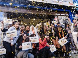 Celebrando El Gordo de Navidad.