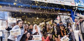 Celebrando El Gordo de Navidad.