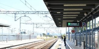 Esperando un tren de Cercanías con destino a Guadalajara en la estación de Soto del Henares.