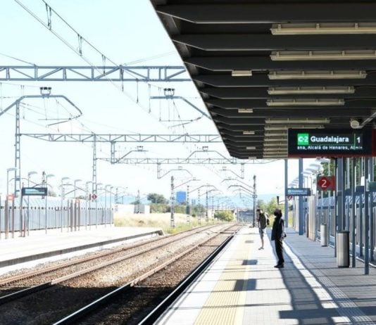Esperando un tren de Cercanías con destino a Guadalajara en la estación de Soto del Henares.