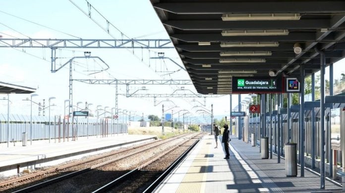 Esperando un tren de Cercanías con destino a Guadalajara en la estación de Soto del Henares.