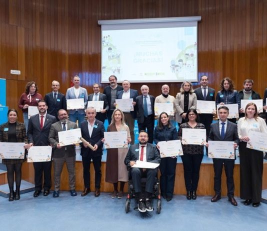 Guarinos y los representantes de las otras 17 localidades en el acto del 9 de diciembre de 2025.