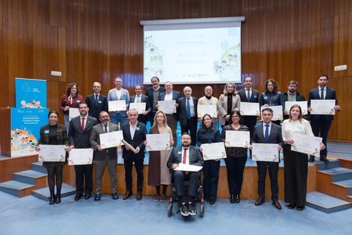 Guarinos y los representantes de las otras 17 localidades en el acto del 9 de diciembre de 2025.