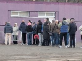 A las ocho y media de la mañana de este jueves, 11 de diciembre de 2025, no eran pocos los que hacían cola para conseguir su entrada para el Guadalajara-Barcelona del próximo martes. (Foto: La Crónic@)