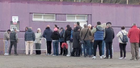 A las ocho y media de la mañana de este jueves, 11 de diciembre de 2025, no eran pocos los que hacían cola para conseguir su entrada para el Guadalajara-Barcelona del próximo martes. (Foto: La Crónic@)