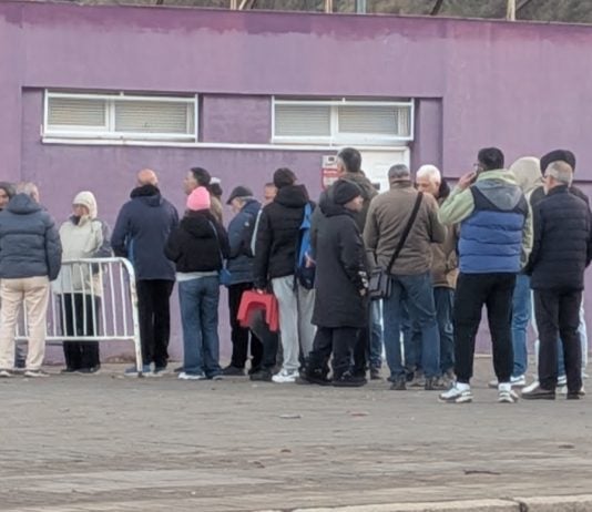 A las ocho y media de la mañana de este jueves, 11 de diciembre de 2025, no eran pocos los que hacían cola para conseguir su entrada para el Guadalajara-Barcelona del próximo martes. (Foto: La Crónic@)