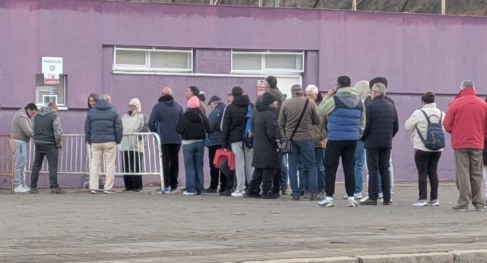 A las ocho y media de la mañana de este jueves, 11 de diciembre de 2025, no eran pocos los que hacían cola para conseguir su entrada para el Guadalajara-Barcelona del próximo martes. (Foto: La Crónic@)