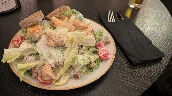 Servicio de mesa en un restaurante de comida rápida. (Foto: La Crónic@)