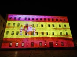 Bandera de España sobre la fachada de las Cortes de Castilla-La Mancha.