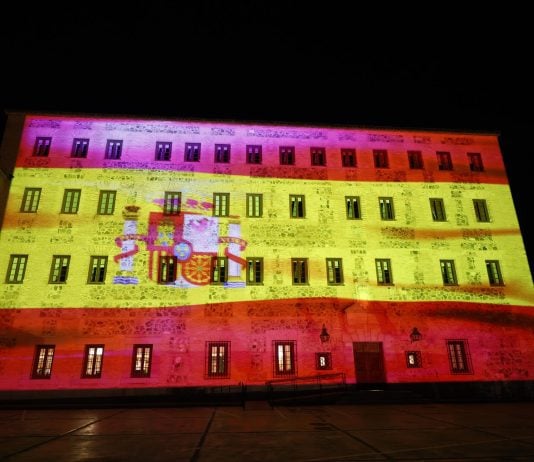 Bandera de España sobre la fachada de las Cortes de Castilla-La Mancha.