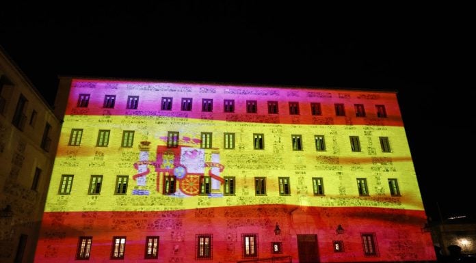 Bandera de España sobre la fachada de las Cortes de Castilla-La Mancha.