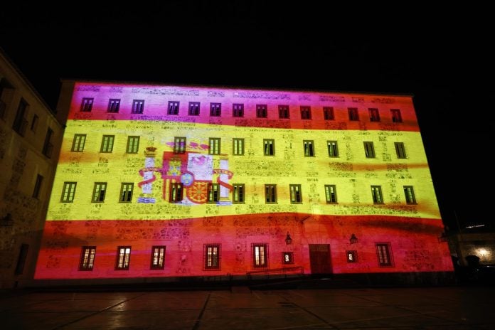 Bandera de España sobre la fachada de las Cortes de Castilla-La Mancha.