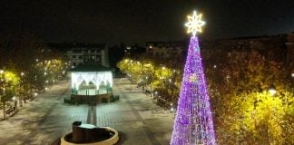 Iluminación navideña de 2025 en la Plaza del Pueblo de Cabanillas a vista de dron.