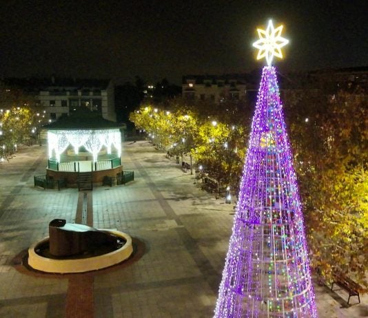 Iluminación navideña de 2025 en la Plaza del Pueblo de Cabanillas a vista de dron.