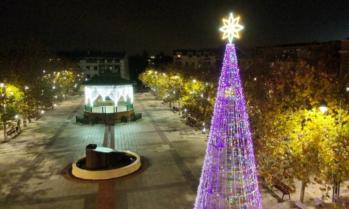 Iluminación navideña de 2025 en la Plaza del Pueblo de Cabanillas a vista de dron.