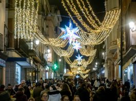 Alumbrado navideño en la Calle Mayor de Guadalajara en 2025.
