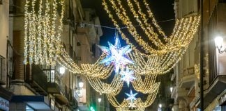 Así luce la iluminación de Navidad en el centro de Guadalajara Alumbrado navideño en la Calle Mayor de Guadalajara en 2025.