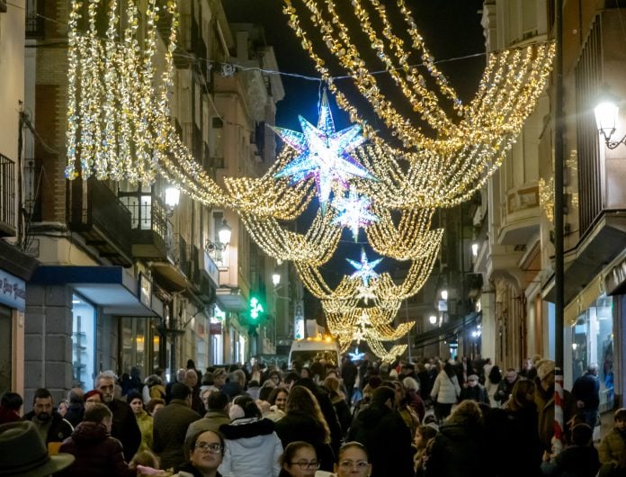 Alumbrado navideño en la Calle Mayor de Guadalajara en 2025.