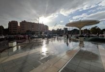 Aunque siempre que llueve escampa, parece que estamos abonados a una cierta melancolía. En la imagen, lluvia sobre un centro comercial de Madrid. (Foto: La Crónic@)