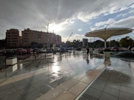 Aunque siempre que llueve escampa, parece que estamos abonados a una cierta melancolía. En la imagen, lluvia sobre un centro comercial de Madrid. (Foto: La Crónic@)