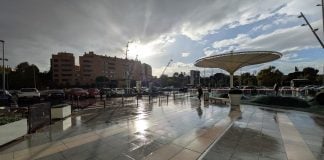 Tenemos menos motivos para ser felices Aunque siempre que llueve escampa, parece que estamos abonados a una cierta melancolía. En la imagen, lluvia sobre un centro comercial de Madrid. (Foto: La Crónic@)
