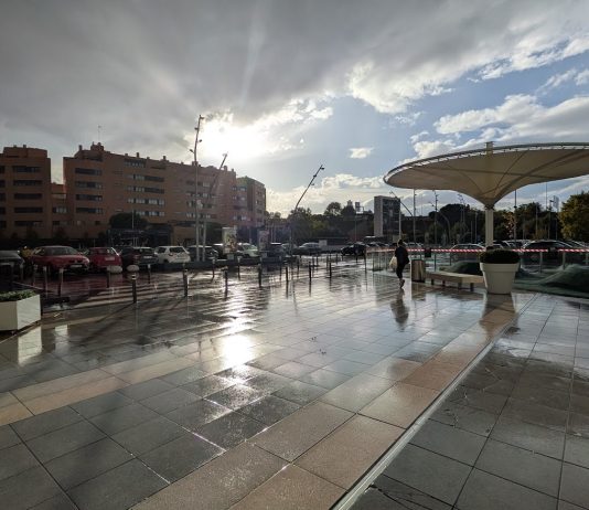 Aunque siempre que llueve escampa, parece que estamos abonados a una cierta melancolía. En la imagen, lluvia sobre un centro comercial de Madrid. (Foto: La Crónic@)