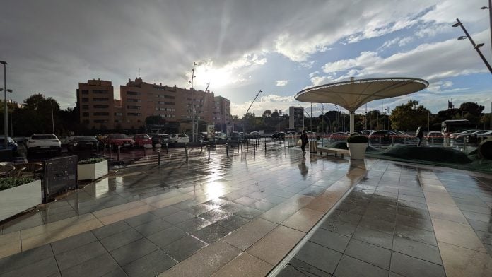 Aunque siempre que llueve escampa, parece que estamos abonados a una cierta melancolía. En la imagen, lluvia sobre un centro comercial de Madrid. (Foto: La Crónic@)