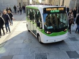 Recreación de lo que sería un microbús eléctrico circulando por la Calle Mayor de Guadalajara, concretamente en la Plaza del Jardinillo, Imagen obtenida mediante Inteligencia Artificial. (Foto: Google / La Crónic@)