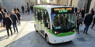 Recreación de lo que sería un microbús eléctrico circulando por la Calle Mayor de Guadalajara, concretamente en la Plaza del Jardinillo, Imagen obtenida mediante Inteligencia Artificial. (Foto: Google / La Crónic@)