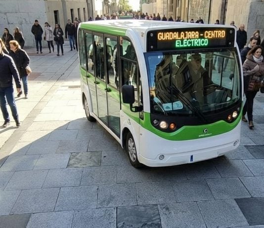 Recreación de lo que sería un microbús eléctrico circulando por la Calle Mayor de Guadalajara, concretamente en la Plaza del Jardinillo, Imagen obtenida mediante Inteligencia Artificial. (Foto: Google / La Crónic@)